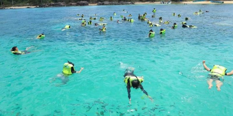 Snorkel Around Gam Ghi